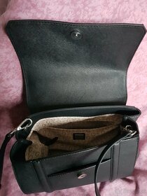 Guess černá kabelka-kufřík 15x25x21cm - 4