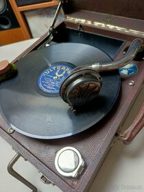 KUFŘÍKOVÝ GRAMOFON NA KLIKU - 4