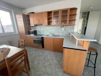 Moderní dřevěná kuchyňská linka se spotřebiči - 4