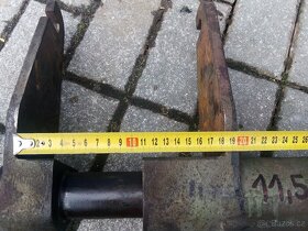 Dílenský svěrák litinový speciální s vysokými čelistmi. - 4