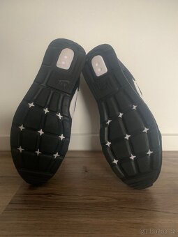 Tenisky NIKE Venture Runner - 4