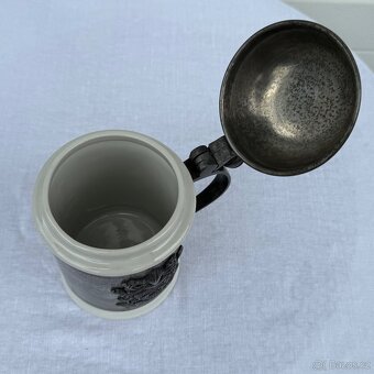 Starožitný porcelánový korbel cínová montáž rytířský erb - 4
