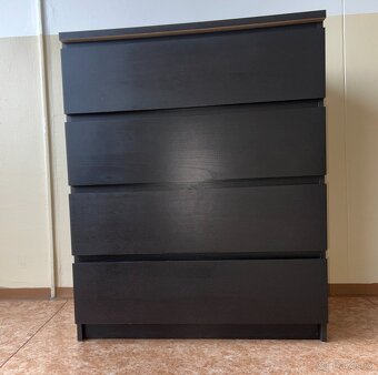 Komoda IKEA MALM se 4 zásuvkami. - 4