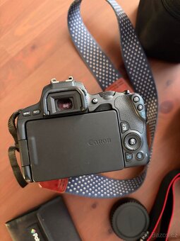 Canon Eos 200D a objektiv Sigma 24mm f/1,4 - 4