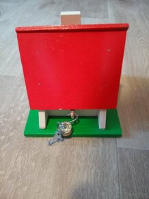 Prodám retro dřevěnou kasičku/pokladnicku domeček - 4