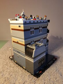 Lego Town Square Pub 10255 - 4