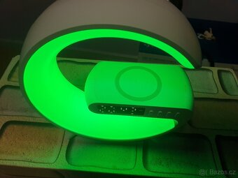 Rgb lampička s bezdrátovou nabíječkou a bluetooht reprákem - 4