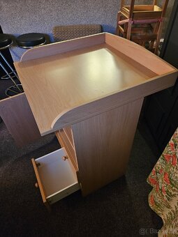 Přebalovací pult s úložným prostorem - 4