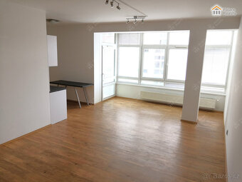 Prostorný byt 2+KK s balkonem, vyhledávaná lokalita - 4