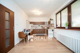 Prodej prostorného třípatrového rodinného domu 300 m2 v Karv - 4