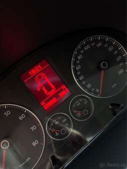 VW Touran 2.0 EcoFuel 7 místný - 4