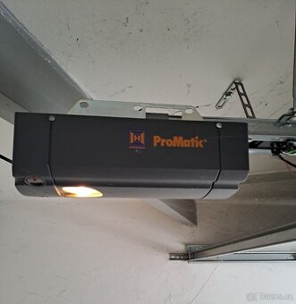 Sekční garážová vrata velikosti 2375/2125 mm - 4