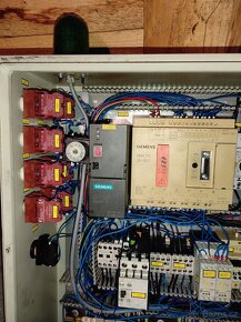 Elektro rozvaděč plný elektroniky - 4