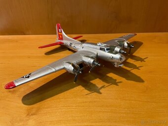 Boeing B-17 Flying Fortress - 4