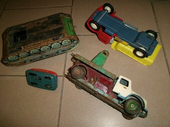 Prodám různé plechové a dřevěné hračky. Dřevěný červený trak - 4