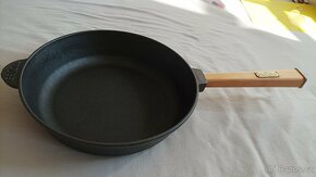 Litinová pánev BRIZOLL, průměr 26 cm, výška 6 cm, vypálená - 4