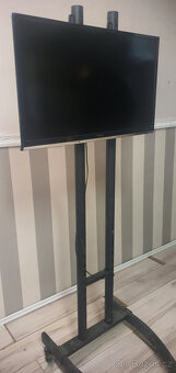 mobilní stojan na televizi na kolečkách prezentace - 4