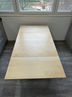 Rozkládací jídelní stůl se čtyřmi židlemi - 4