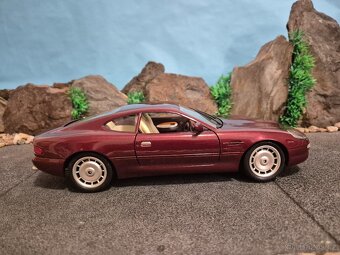 Prodám model 1:18 Aston Martin DB7 - 4