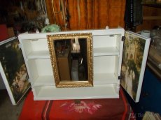 Skříňka se zrcadlem - 4