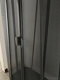 Designová kovová šatní skříň - 4
