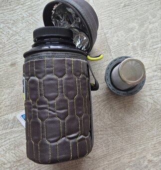 Lahev Nalgene 32oz s termoobalem a sítkem. - 4
