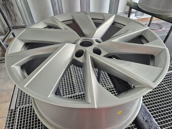 Prodám dvourozměrová alu kola R20 Škoda Enyaq - 4