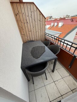 Prodám stůl a židle – černé sklo, vhodné do interiéru i exte - 4