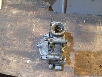 Příruba (pouzdro) vodní pumpy Sprinter 312, 212, 412, atd. - 4