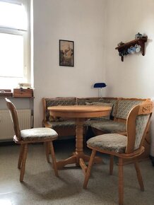 Rohová lavice, jídelní kulatý stůl a 2 židle - 4