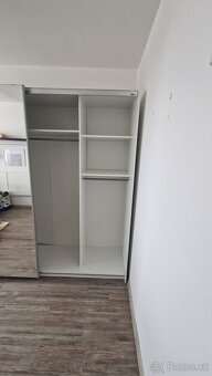 Šatní skříň se zrcadlem - 4