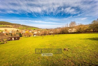 Prodej velice prostorného pozemku pro bydlení, 2 109 m2, v a - 4