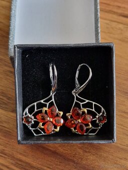 Nádherný nový set náušnic a přívěsku s jantarovými kytičkami - 4