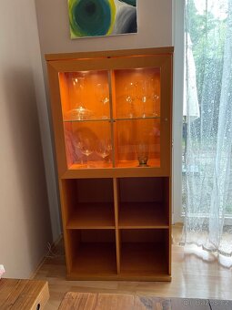 osvětlená vitrína s poličkami - 4