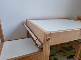 Dětský stůl se židlemi IKEA LÄTT vč. držáku na roli papíru - 4