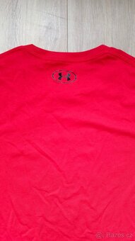 Červené triko Under Armour S/M pánské - 4