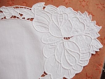 Prodám ručně vyšívané a háčkované dečky - 4