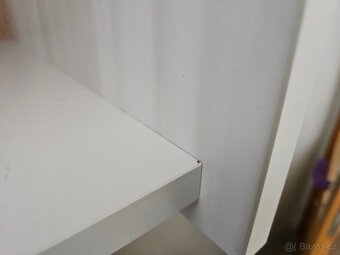 Prosklená skříň bílá a dekor dřeva – elegantní a zachovalá - 4
