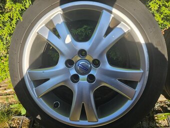 Prodám 4 originální alu kola 225/45 R17 na Volvo S60, V70. - 4