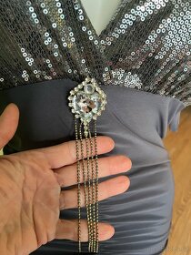 Krásné šedé společenské šaty - 4