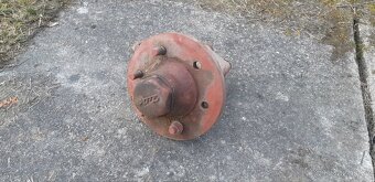 Prodám nový levý náboj zetor 4712, 4718, 4911, 5011, 5211 - 4