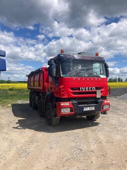 Iveco Trakker 8x4 třistranný sklápěč - 4