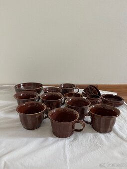 Starožitnosti a šicí stroj, korbely, hrníčky, keramika - 4