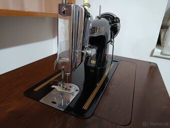 Prodám skříňový zachovalý funkční šlapací šicí stroj LADA - 4