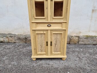 STARÁ SMRKOVÁ ROHOVÁ VITRÍNA PO RENOVACI - 4