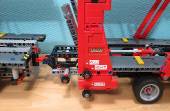LEGO 42098 Kamion pro přepravu aut - 4