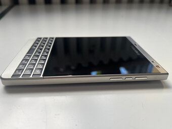 BlackBerry Passport Silver edition - 4