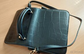 Prodám menší černou kabelku - 4