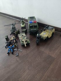 Vojenský set, transportér, vrtulníky, tank, Jeep a vojáci - 4