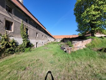 Statek 18.500 m2 s budovami a památkově chráněným zámkem - 4